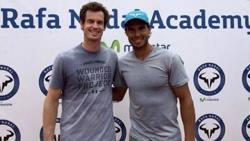 Andy Murray y Rafa Nadal posan en la Rafa Nadal Academy de Manacor.