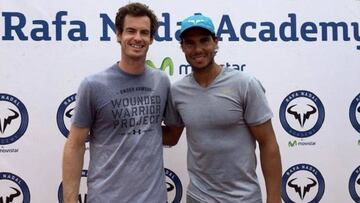 Andy Murray y Rafa Nadal posan en la Rafa Nadal Academy de Manacor.