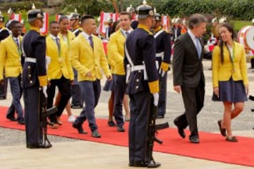 Juan Manuel Santos recibó la visita de los medallistas olímpicos colombianos en Río 2016 y les entregó los incentivos, además un carro a cada uno. 