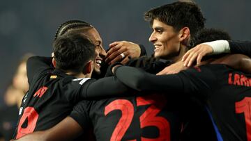 Belgrade (Serbia), 06/11/2024.- Raphinha (L) of Barcelona celebrates with teammates after scoring during the UEFA Champions League league phase match between FC Crvena zvezda and FC Barcelona, in Belgrade, Serbia, 06 November 2024. (Liga de Campeones, Belgrado) EFE/EPA/ANDREJ CUKIC