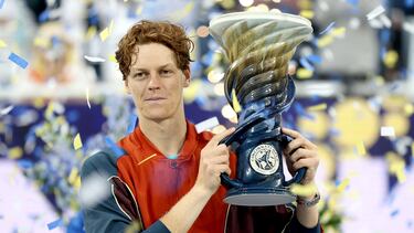 Jannik Sinner levanta el trofeo del Cincinnati Open.