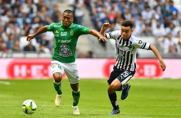 Pedro Aquino y Carlos Rodríguez disputando un balón en el partido Monterrey 2-2 León de la jornada 2 del Clausura 2019.