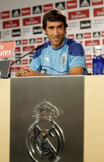 Rueda de prensa de Raúl en el estadio Santiago Bernabeu.