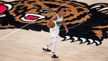 AME698. MEMPHIS (ESTADOS UNIDOS), 18/04/2025.- Desmond Bane de Memphis lleva el balón este viernes, durante un partido entre Memphis Grizzlies y Dallas Mavericks en el FedEx Forum en Memphis (Estados Unidos). EFE/ Matthew A. Smith