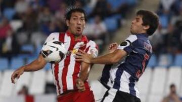 <b>GARRA. </b>Ulloa y Cabrera pugnan por hacerse con el balón en una jugada ayer en el estadio Mediterráneo.