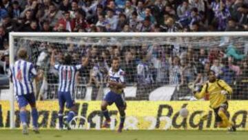 El centrocampista portugu&eacute;s del Deportivo Bruno Gama (2d) celebra su gol, el primero de su equipo, junto al delantero Iv&aacute;n S&aacute;nchez-Rico &quot;Riki&quot; (2i) y el centrocampista &Aacute;lex Berganti&ntilde;os (i) en presencia del portero israel&iacute; del Mallorca Dudu Aouate (d), durante el partido correspondiente a la d&eacute;cima jornada de la Liga de Primera Divisi&oacute;n disputado en el estadio de Riazor.
