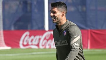 Luis Su&aacute;rez, sonriente en el entrenamiento del Atl&eacute;tico de Madrid.