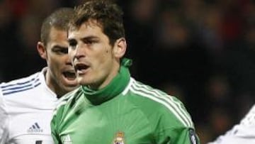 <b>EN LYON. </b>Casillas, el pasado martes, con la braga de cuello.