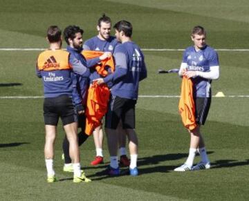Durante el entrenamiento jugaron un partidillo, y Bale apunta a titular.