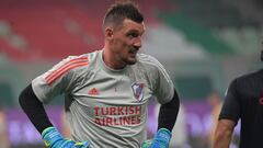 El representante de Armani confirmó su continuidad