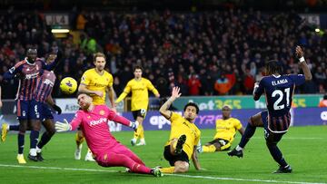 Soccer Football - Premier League - Wolverhampton Wanderers v Nottingham Forest - Molineux Stadium, Wolverhampton, Britain - December 9, 2023 Nottingham Forest's Anthony Elanga shoots at goal REUTERS/Carl Recine NO USE WITH UNAUTHORIZED AUDIO, VIDEO, DATA, FIXTURE LISTS, CLUB/LEAGUE LOGOS OR 'LIVE' SERVICES. ONLINE IN-MATCH USE LIMITED TO 45 IMAGES, NO VIDEO EMULATION. NO USE IN BETTING, GAMES OR SINGLE CLUB/LEAGUE/PLAYER PUBLICATIONS.
