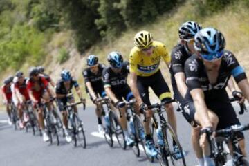 Chris Froome arropado por su equipo.