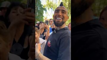 Vidal vive el momento más insólito desde su regreso a Chile y no para de reír: “Pipí”