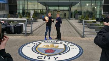 Ambos p&uacute;giles posan ante las instalaciones del Manchester City. 