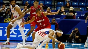 AME9972. SAN JUAN (PUERTO RICO), 06/07/2024.- José Alvarado (d) de Puerto Rico disputa el balón ante la defensa de Paul Stoll de México durante un juego de la semifinal del Torneo de Clasificación Olímpica FIBA este sábado, en el Coliseo Jose Miguel Agrelot en San Juan (Puerto Rico). EFE/Thais Llorca
