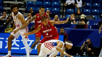 AME9972. SAN JUAN (PUERTO RICO), 06/07/2024.- José Alvarado (d) de Puerto Rico disputa el balón ante la defensa de Paul Stoll de México durante un juego de la semifinal del Torneo de Clasificación Olímpica FIBA este sábado, en el Coliseo Jose Miguel Agrelot en San Juan (Puerto Rico). EFE/Thais Llorca