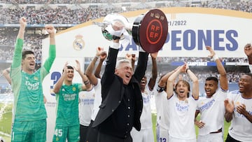 Ancelotti levanta el trofeo de la Liga 35, que el Real Madrid conquistó hace un año.