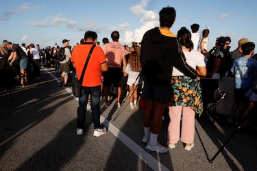 Multitud de personas se congregan el día del lanzamiento de la misión Artemis II de la NASA.