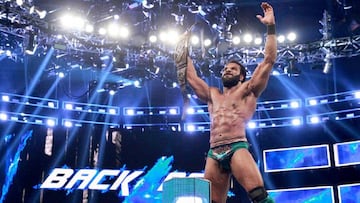 Jinder Mahal posa con el cinturón de campeón después de derrotar a Randy Orton.