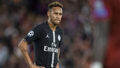 Neymar, preocupado ante el Liverpool.