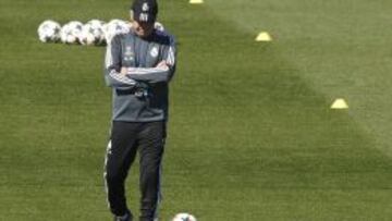 Ancelotti: "El juego no es fluido, jugamos con demasiado toque"