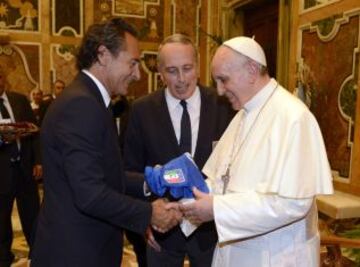 El Papa Francisco recibe una camisa del equipo nacional de fútbol de Italia de manos del entrenador italiano Cesare Prandelli, durante una audiencia en el Vaticano