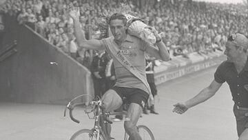 Ferdi Kubler da la vuelta de honor en el Parque de los Príncipes tras proclamarse ganador del Tour de Francia de 1950.