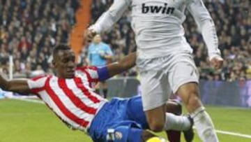 <b>PELIGROSA. </b>Perea le hizo esta dura entrada en el minuto 32.