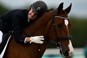 El letón Rihards Snikus celebra con su caballo King of Dance después de ganar una medalla de oro durante el evento individual de grado I de paraecuestre.