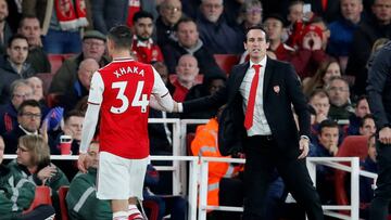 Soccer Football - Premier League - Arsenal v Crystal Palace - Emirates Stadium, London, Britain - October 27, 2019 Arsenal's Granit Xhaka is substituted and shakes hands with manager Unai Emery REUTERS/David Klein EDITORIAL USE ONLY. No use wi