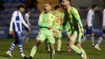 Ferreiro y Víctor García festejan el 0-3 en Alcoy.