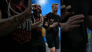 Pentagón le enseña a bailar salsa a una leyenda de la WWE