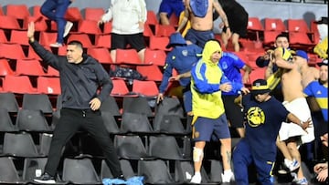 El presidente, sin miedo y desde la gradería, intervino y evitó un episodio más de violencia en los estadios.