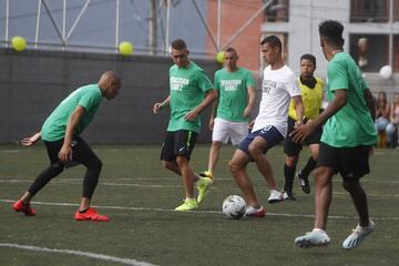 La cancha sintética Villa del Socorro, del barrio Andalucía en Medellín, recibió a varios jugadores profesionales de los equipos antioqueños. Sebastián Gómez, Andrés Ricaurte, Neider Moreno, Daniel Muñoz, entre muchos más.