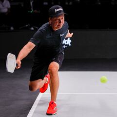 What are the differences and similarities between pickleball and tennis?