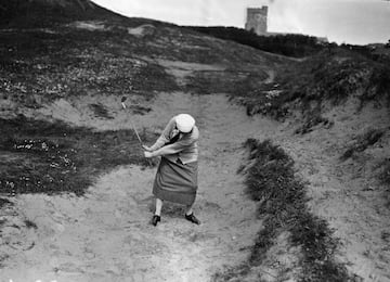 El golf ha sido uno de los deportes que más ha tenido en cuenta a las mujeres junto con el Tenis. Fue en 1900 cuando los Juegos Olímpicos ya añadieron el Golf femenino. La imagen de 1923 da cuenta de ello en el Mundial de Burnham con Mrs Kenneth Morrice en la fotografía.