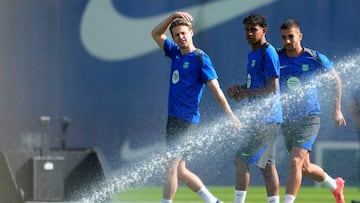 GRAFCAT8732. SANT JOAN DESPÍ (BARCELONA), 30/09/2024.- Los jugadores del FC Barcelona Frenkie de Jong (i), Lamine Yamal (c) y Ferran Torres (d) durante el entrenamiento en la ciudad deportiva Joan Gamper para preparar su partido contra el Young Boys correspondiente a la segunda jornada de la Liga de Campeones. EFE/Alejandro García