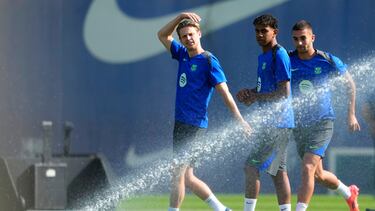 GRAFCAT8732. SANT JOAN DESPÍ (BARCELONA), 30/09/2024.- Los jugadores del FC Barcelona Frenkie de Jong (i), Lamine Yamal (c) y Ferran Torres (d) durante el entrenamiento en la ciudad deportiva Joan Gamper para preparar su partido contra el Young Boys correspondiente a la segunda jornada de la Liga de Campeones. EFE/Alejandro García