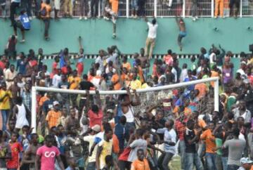 El público invadió el estadio Felix Houphouet-Boigny tras el encuentro de clasificación para la Copa Africana entre Costa de Marfil y Camerún.