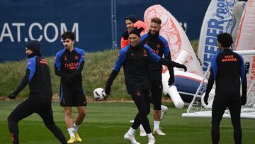 Paris Saint-Germain's Portuguese midfielder Vitinha (2nd L), Paris Saint-Germain's French forward Kylian Mbappe (C), Paris Saint-Germain's Spanish defender Sergio Ramos (2nd R) take part in a training session at the 'Camp des Loges', French L1 Paris Saint-Germain football club's training ground at Saint-Germain-en-Laye, west of Paris on January 14, 2023. (Photo by Christophe ARCHAMBAULT / AFP)