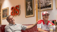 Jorge Martínez 'Aspar' e Izan Guevara, dos campeones del mundo de motociclismo, durante su visita a la redacción de AS.