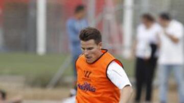 Gameiro entrena con vendaje en la rodilla