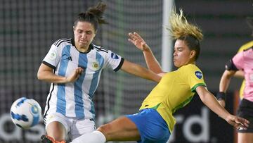 Argentina's Romina Nunez (L) and Brazil's Tamires vie for the ball during their Women's Copa America first round football match at Centenario Stadium in Armenia, Colombia, on July 9, 2022. (Photo by Juan BARRETO / AFP)