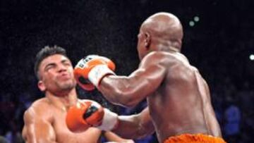 <b>GOLPE FINAL. </b>Floyd Mayweather tiró a la lona a Víctor Ortiz cuando este no estaba preparado.