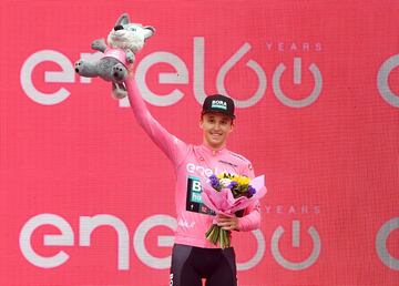 Jai Hindley celebra la victoria en el Giro. 