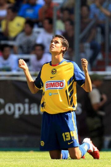 Debutó con América el 25 de abril de 2010.