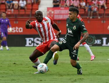 Jéremy Arévalo revienta al Almería para poner líder al Racing