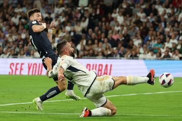 Dani Carvajal centra desde la línea de fondo con la oposición de Kieran Tierney.