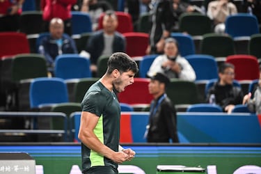 Carlos Alcaraz beats Daniel Evans to make it to next round of Shanghai Masters