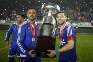 PENÚLTIMA COPA: La Supercopa de Chile fue la primera de 2015 que levantó el emblema estudiantil. 